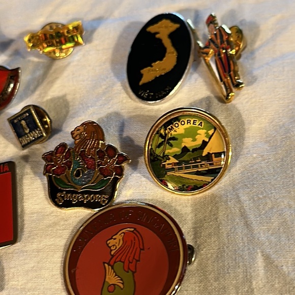 Assorted Travel Pins From a World Tour Cruise (FIFTEEN) Asian Countries - Picture 5 of 8